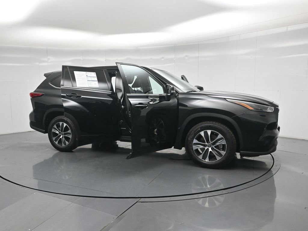 Used 2022 Toyota Highlander XLE FWD image 35