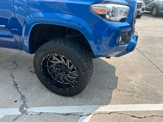 Used 2018 Toyota Tacoma TRD Sport AWD/4WD image 7