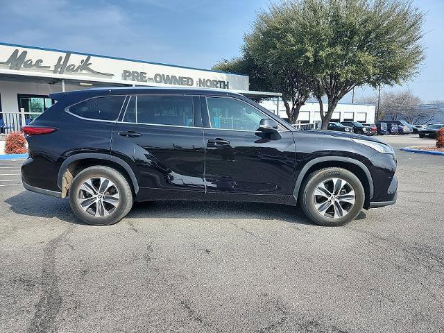 Used 2020 Toyota Highlander XLE image 2