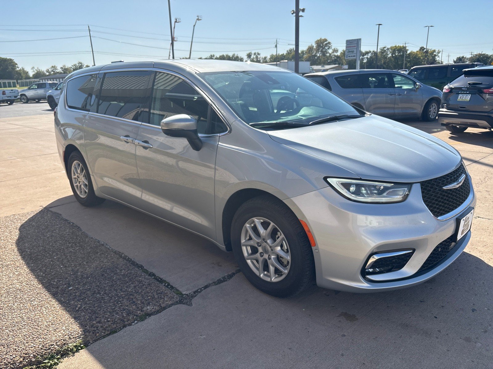 Used 2023 Chrysler Pacifica Touring-L FWD image 8