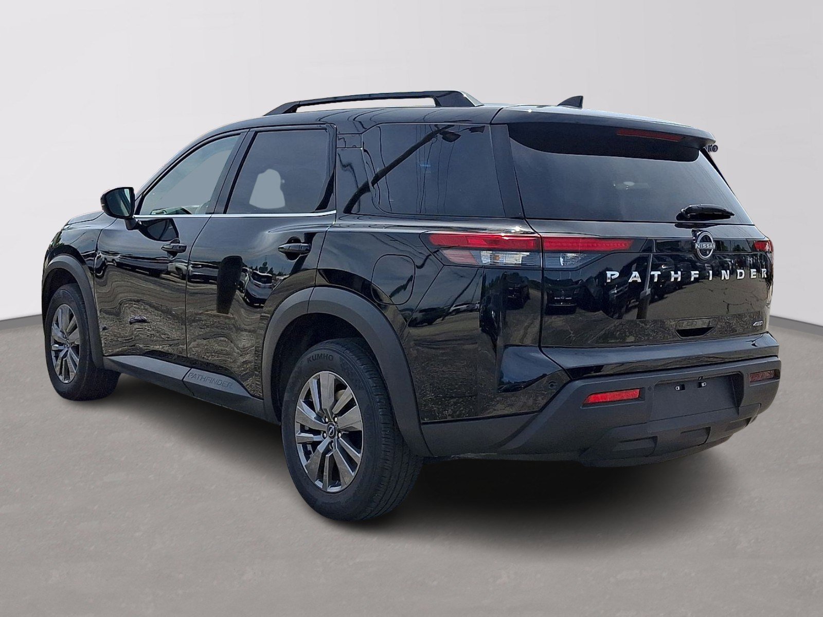 Used 2025 Nissan Pathfinder SV image 4