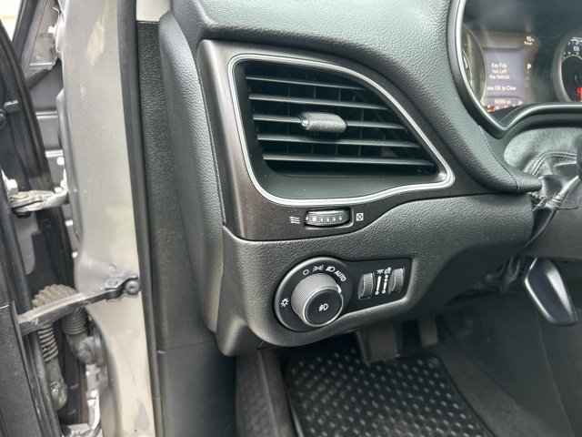 Used 2019 Jeep Cherokee Trailhawk AWD/4WD image 12