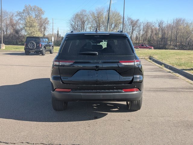 Used 2023 Jeep Grand Cherokee Limited w/ Luxury Tech Group II AWD/4WD image 4