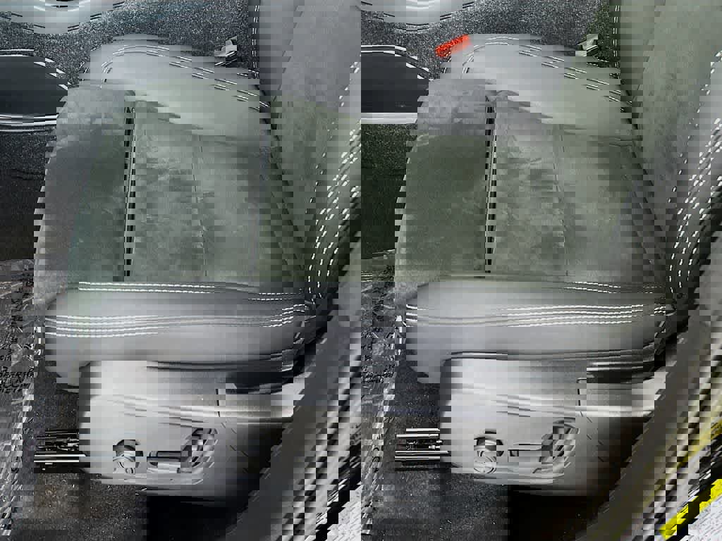 Used 2023 Volvo XC40 B5 Plus image 29