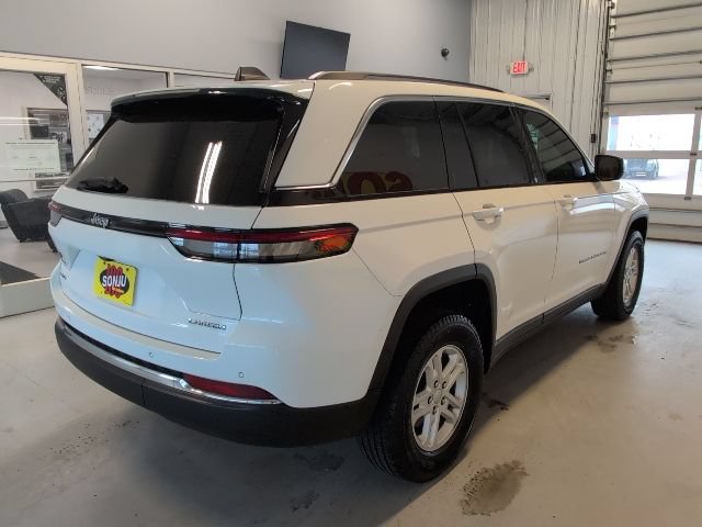 Used 2023 Jeep Grand Cherokee Laredo AWD/4WD image 5