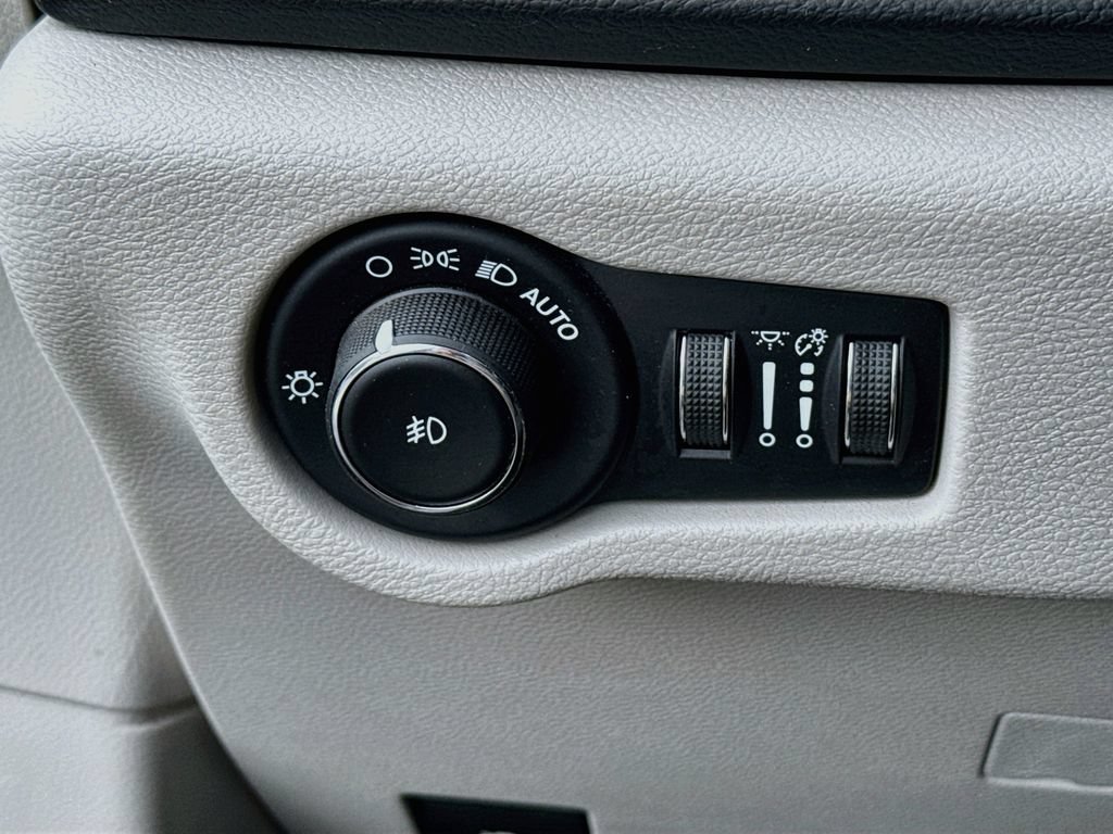 Used 2019 Chrysler Pacifica Touring Plus w/ Advanced Safetytec Group FWD image 10