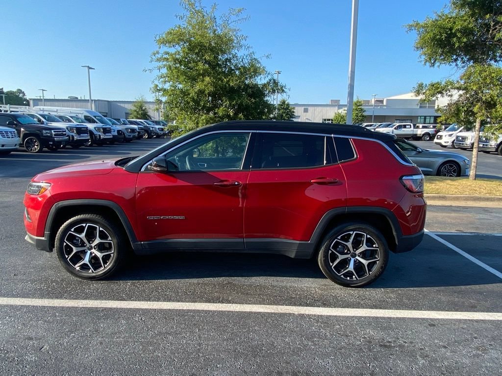 Used 2025 Jeep Compass Limited AWD/4WD image 4