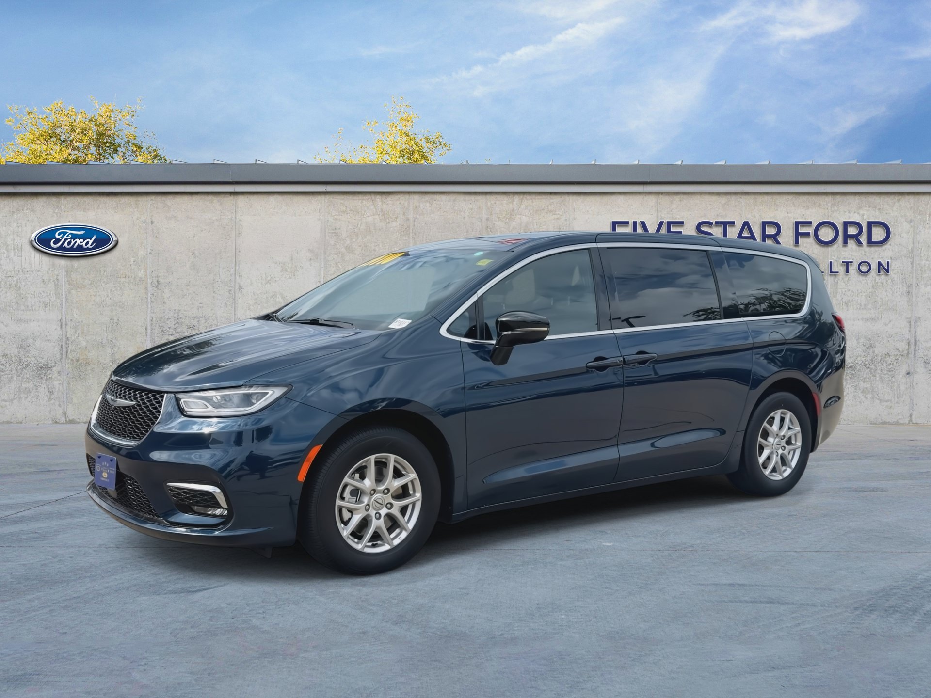 Used 2025 Chrysler Pacifica Select FWD image 4