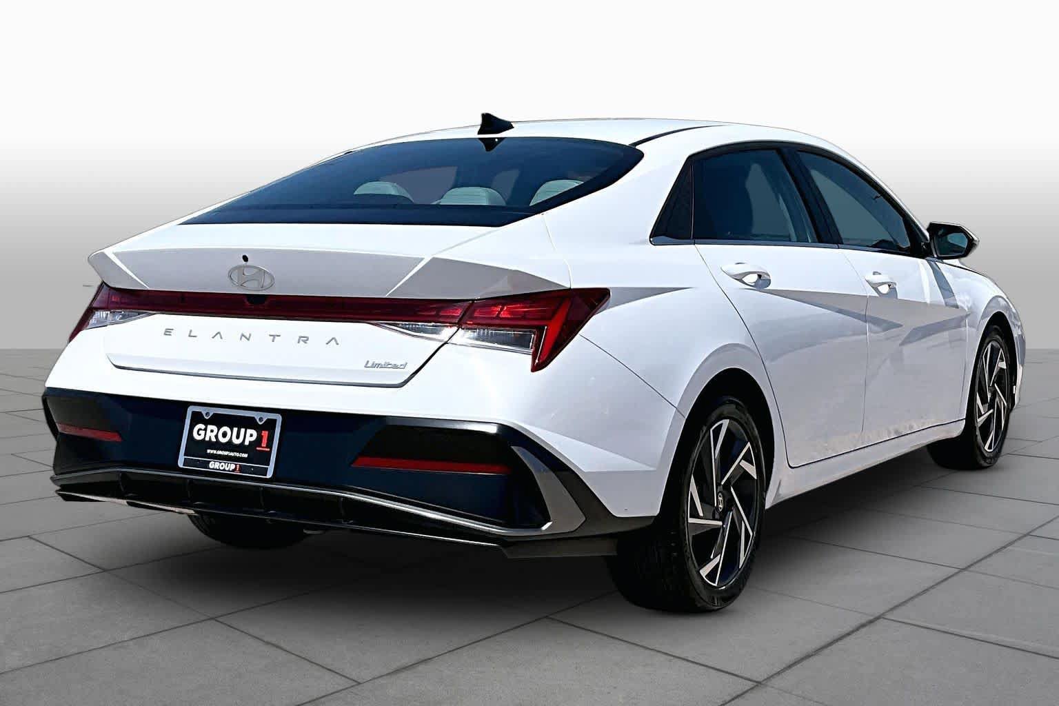 Used 2025 Hyundai Elantra Limited FWD image 12
