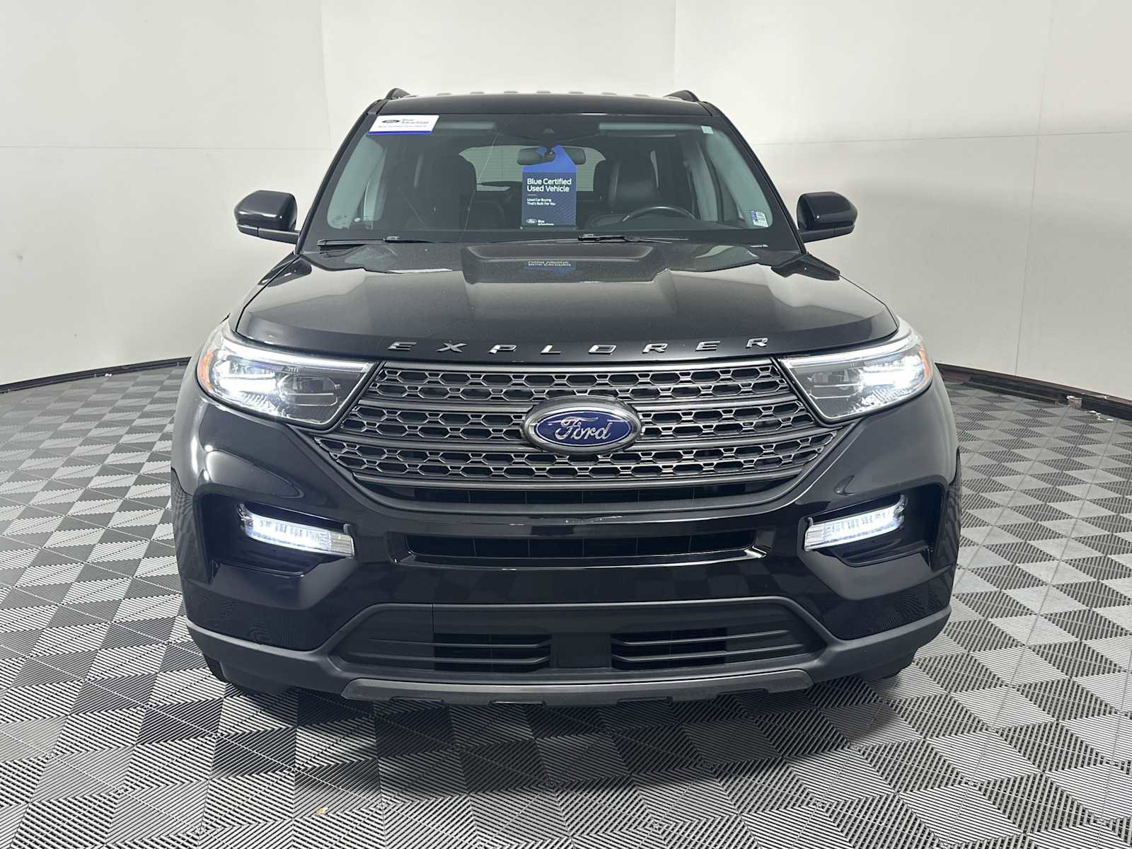 Certified 2022 Ford Explorer XLT w/ Equipment Group 202A AWD/4WD image 2