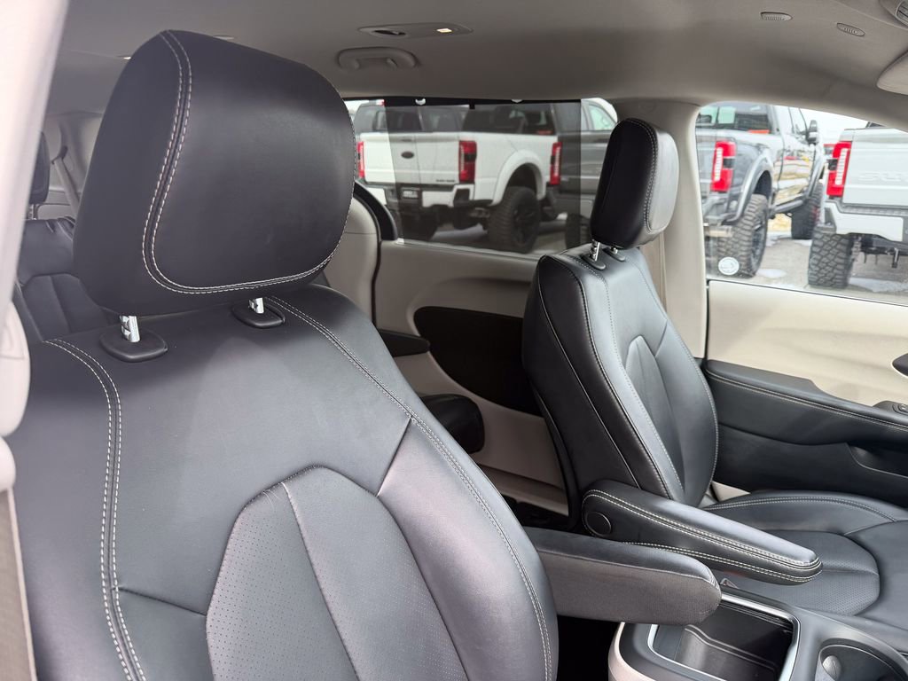 Used 2024 Chrysler Pacifica Touring-L image 24