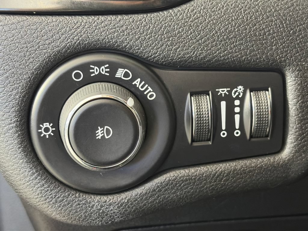 Used 2019 Jeep Cherokee Latitude Plus AWD/4WD image 25