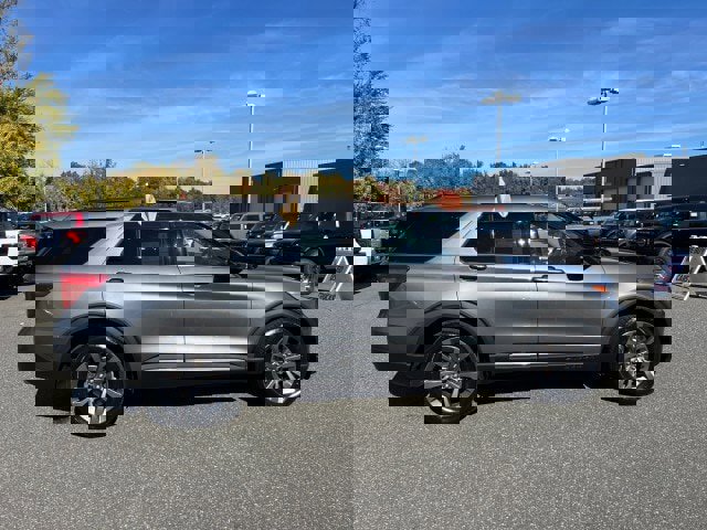 Certified 2022 Ford Explorer XLT w/ Equipment Group 202A image 4