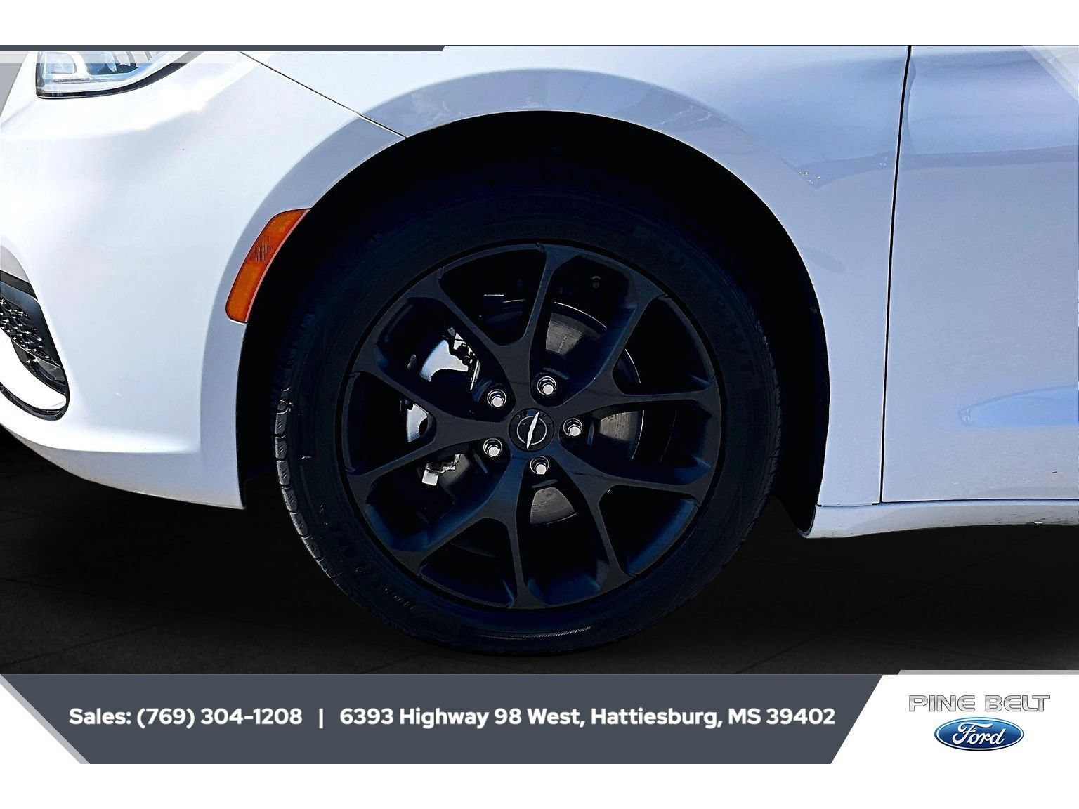 Used 2025 Chrysler Pacifica Limited FWD image 7