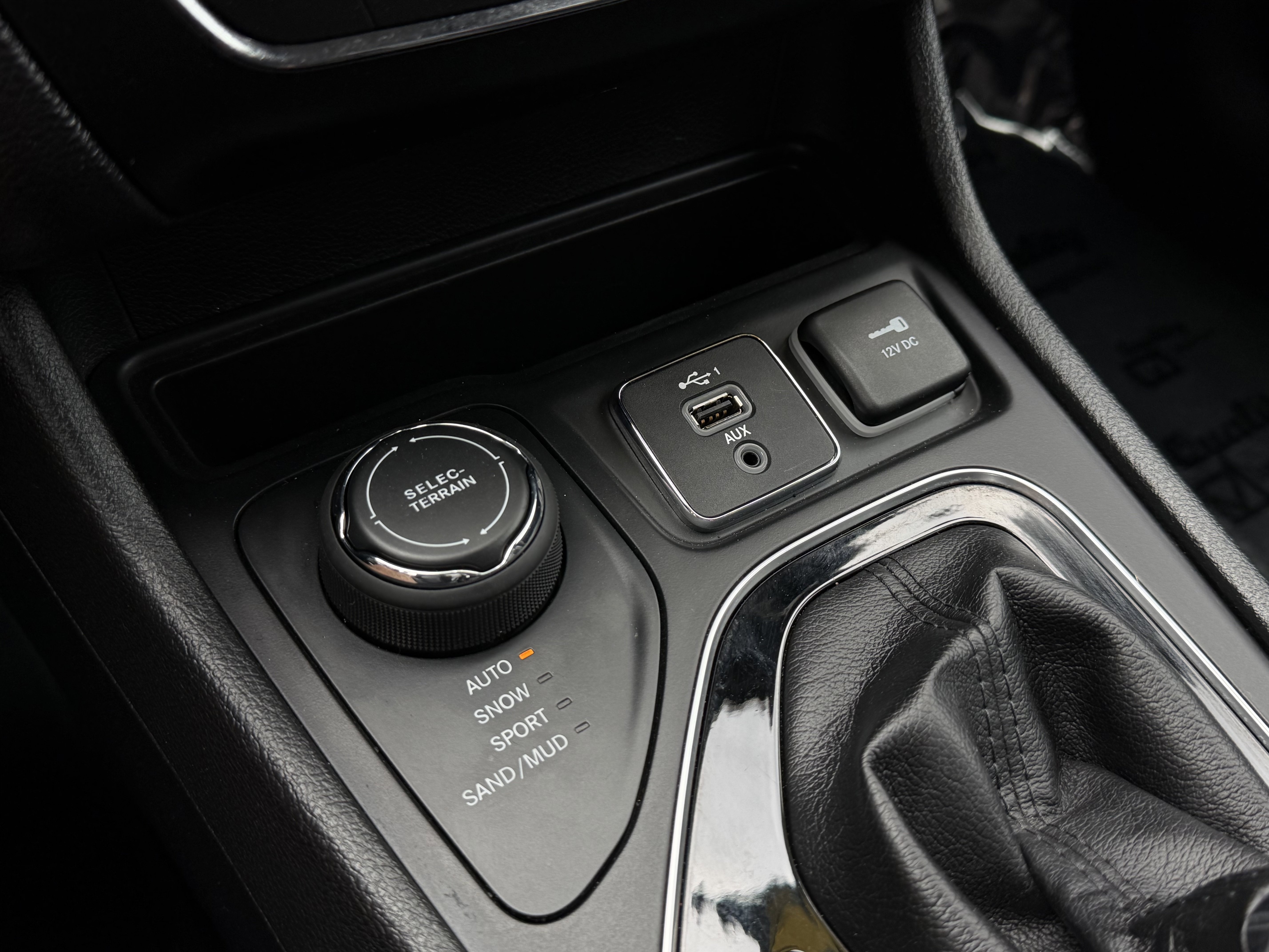 Used 2019 Jeep Cherokee Limited AWD/4WD image 24