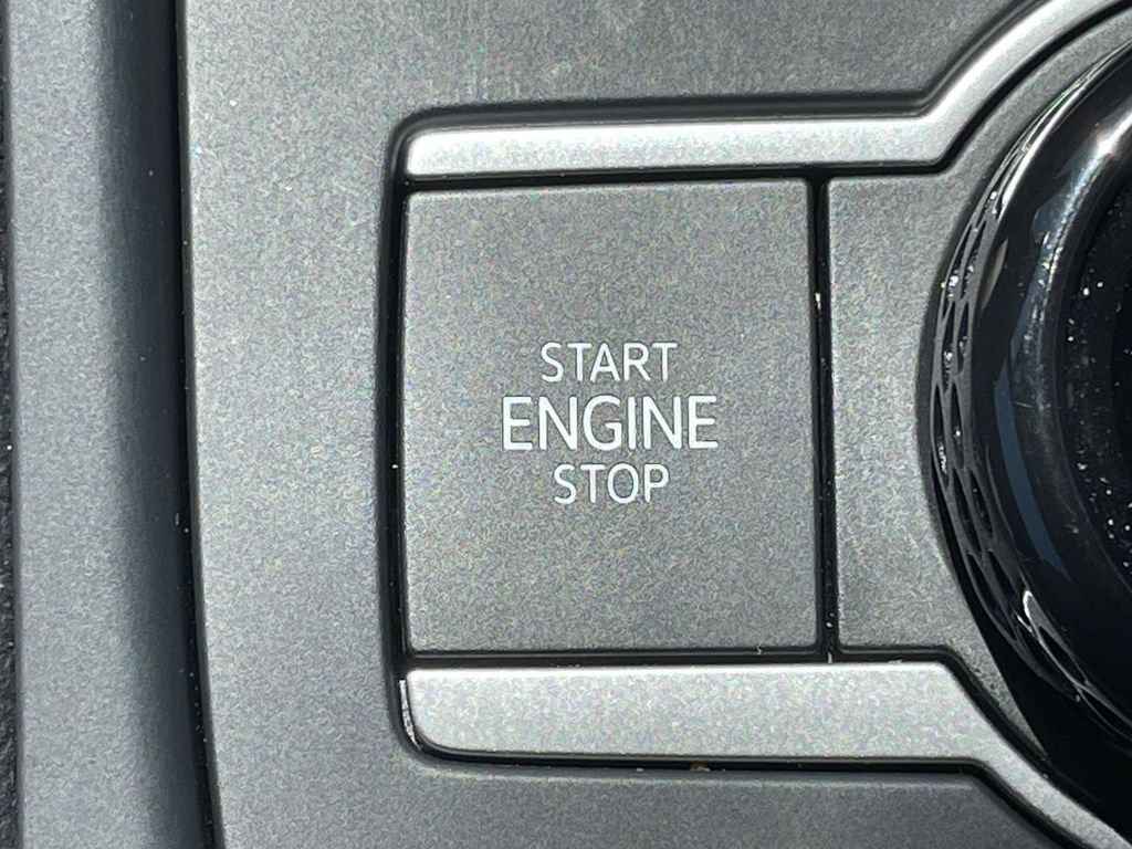 Used 2025 Volkswagen Tiguan SE R-Line FWD image 21