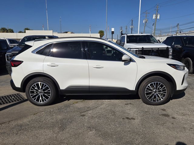 Certified 2025 Ford Escape SE image 4