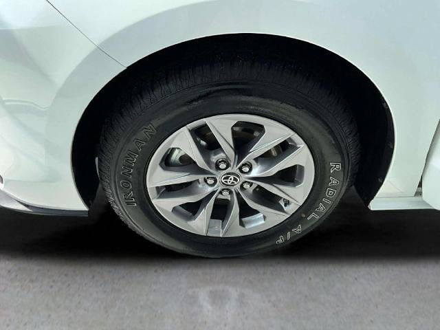 Used 2025 Toyota Sienna XLE FWD image 30