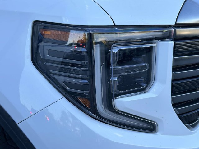 Used 2024 GMC Sierra 1500 AT4 w/ Technology Package AWD/4WD image 9