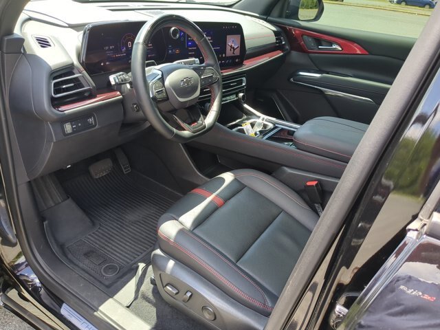 Used 2024 Chevrolet Traverse RS FWD image 17
