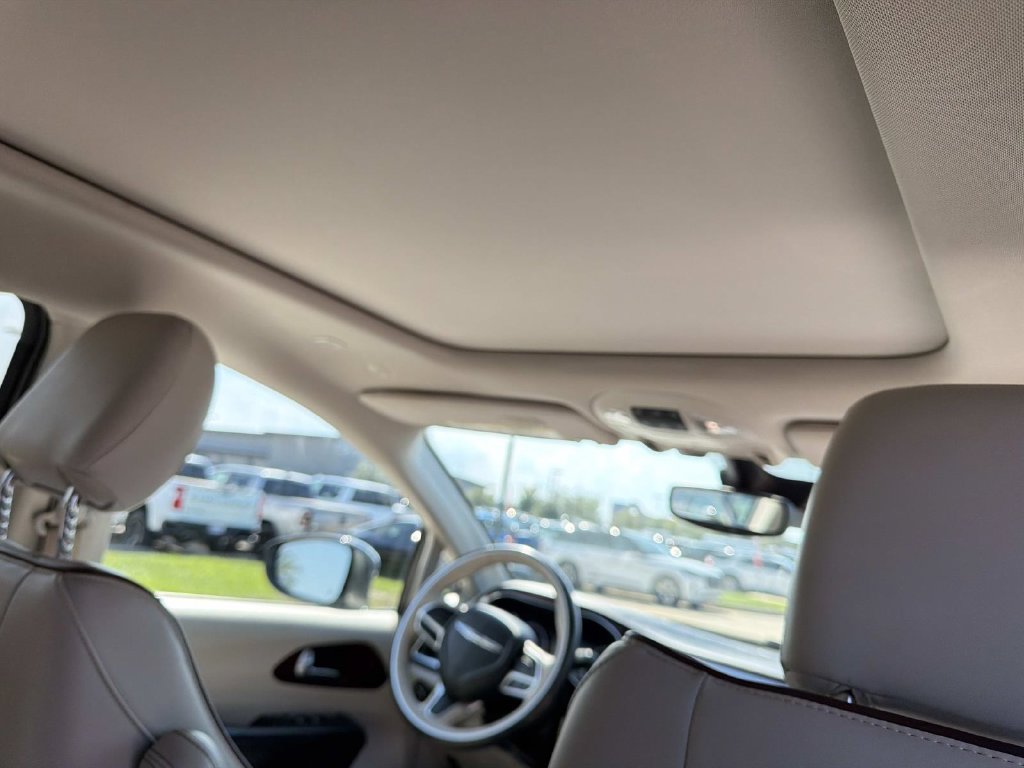 Used 2020 Chrysler Pacifica Limited w/ Advanced Safetytec Group FWD image 13