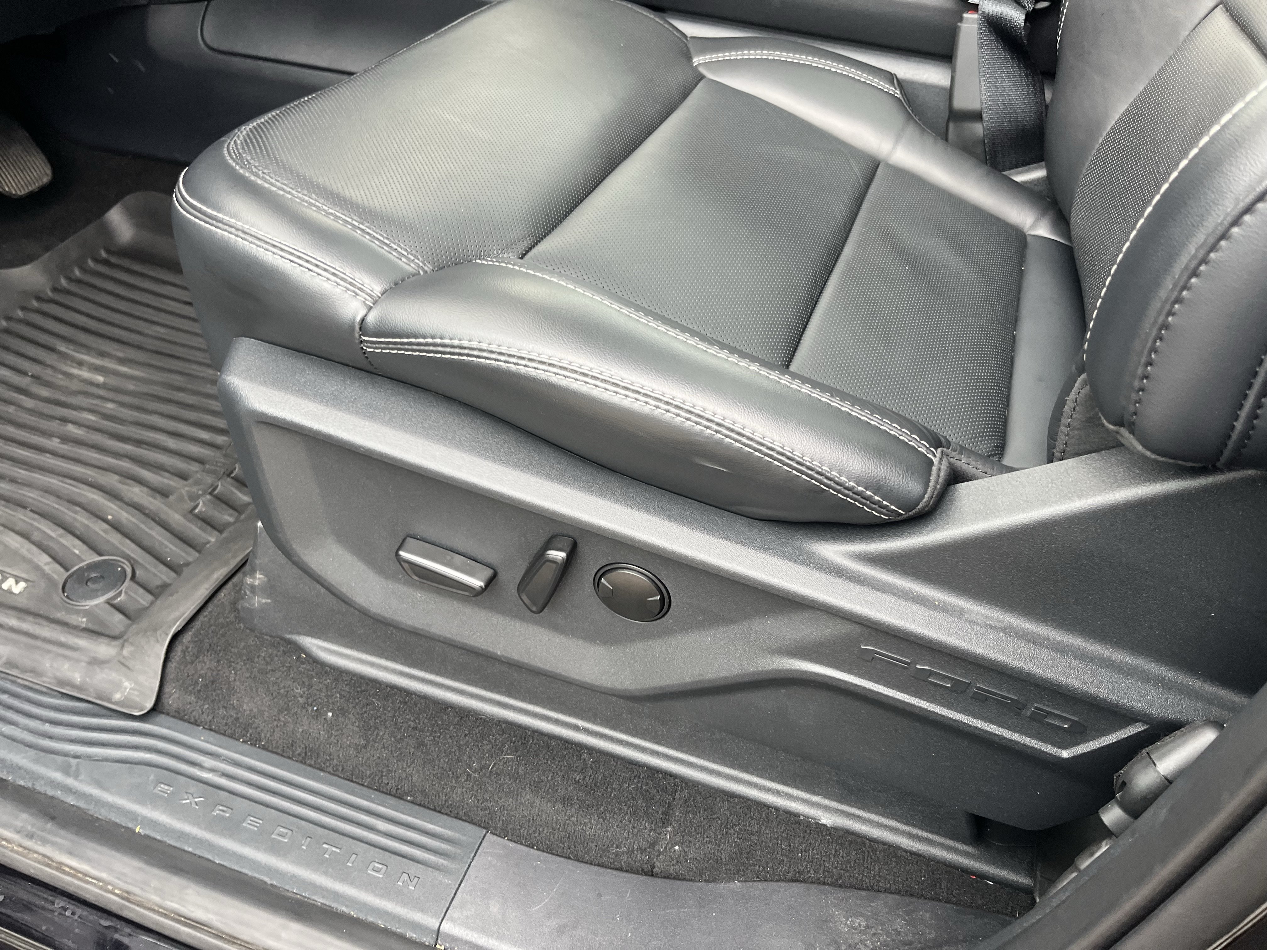 Certified 2025 Ford Expedition Platinum AWD/4WD image 15