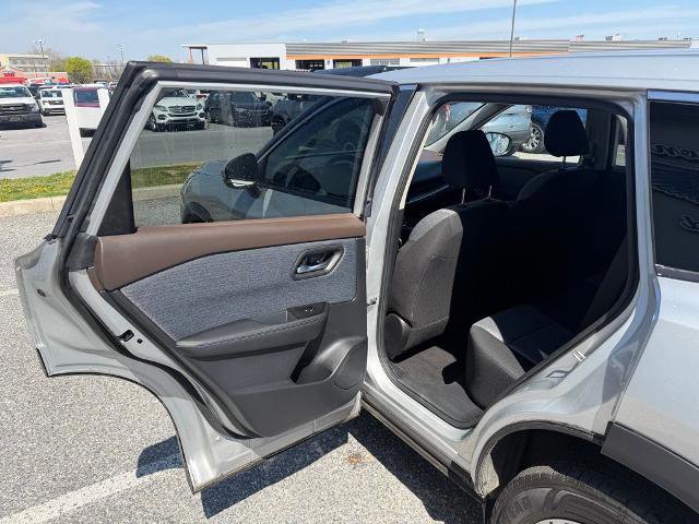 Used 2023 Nissan Rogue SV AWD/4WD image 12