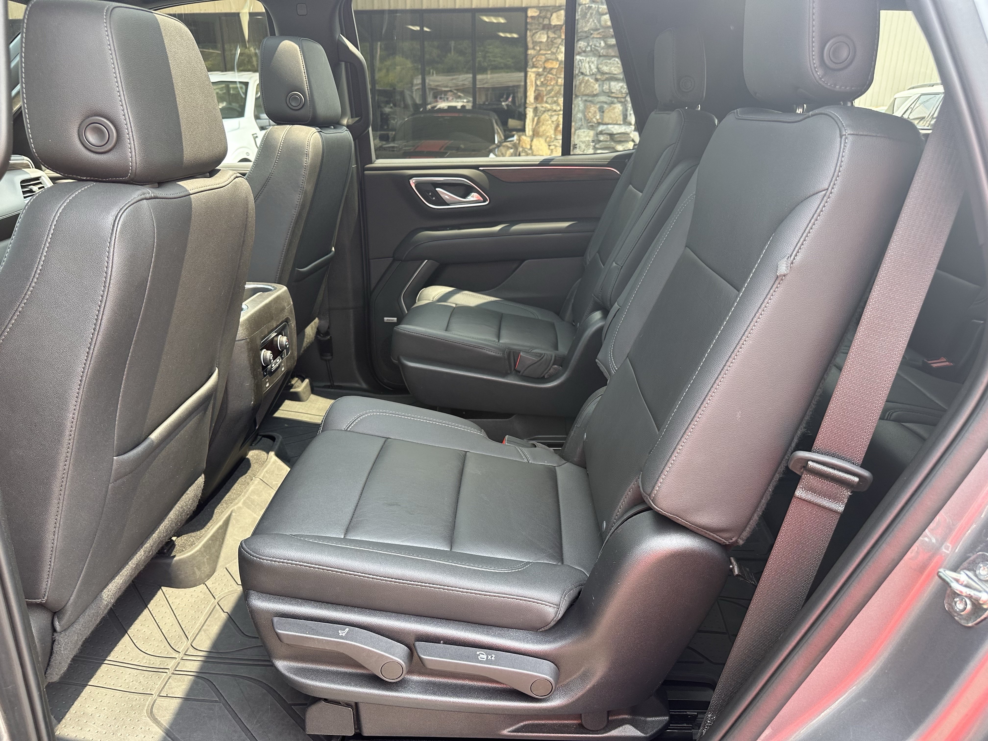 Used 2022 Chevrolet Tahoe LT w/ Luxury Package AWD/4WD image 12