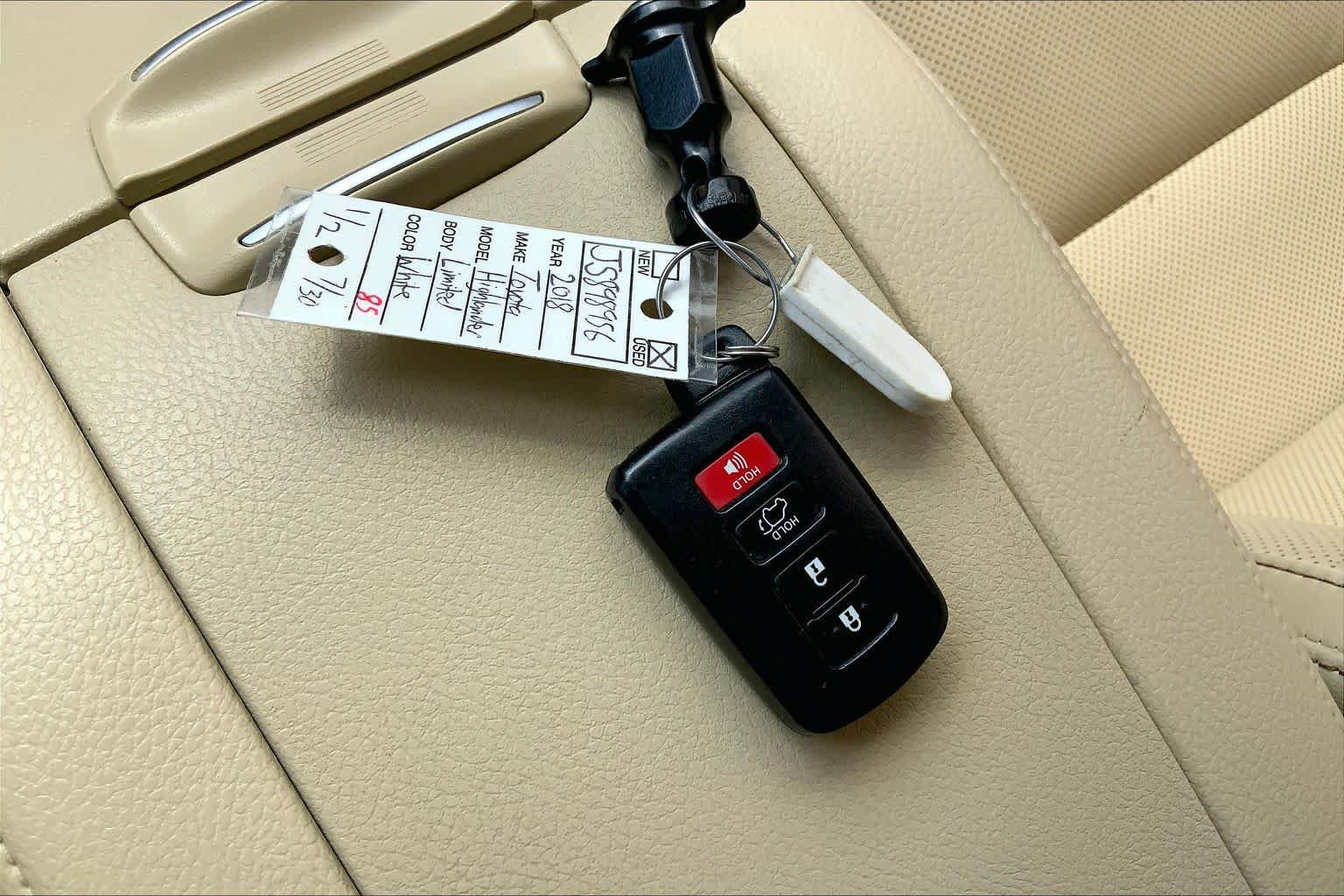 Used 2018 Toyota Highlander Limited w/ Carpet Mat Package (TMS) AWD/4WD image 15