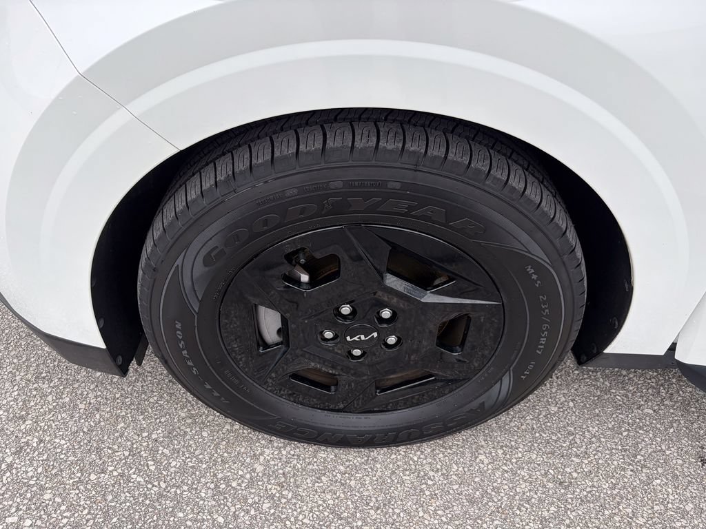 Used 2025 Kia Carnival FWD image 35