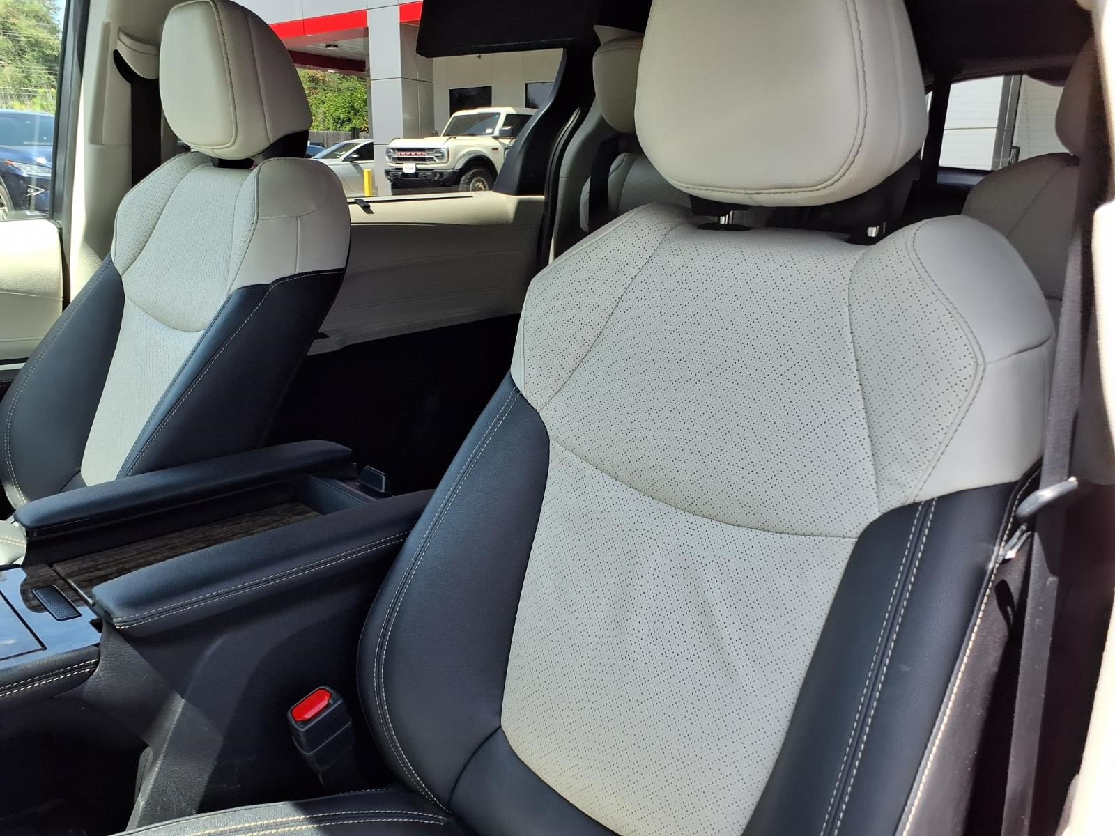 Used 2025 Toyota Sienna Limited AWD/4WD image 15