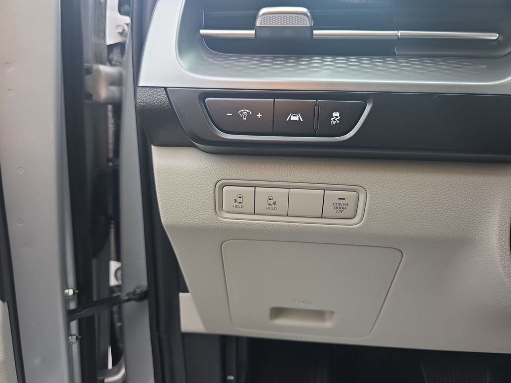 Used 2023 Kia Carnival LX FWD image 21