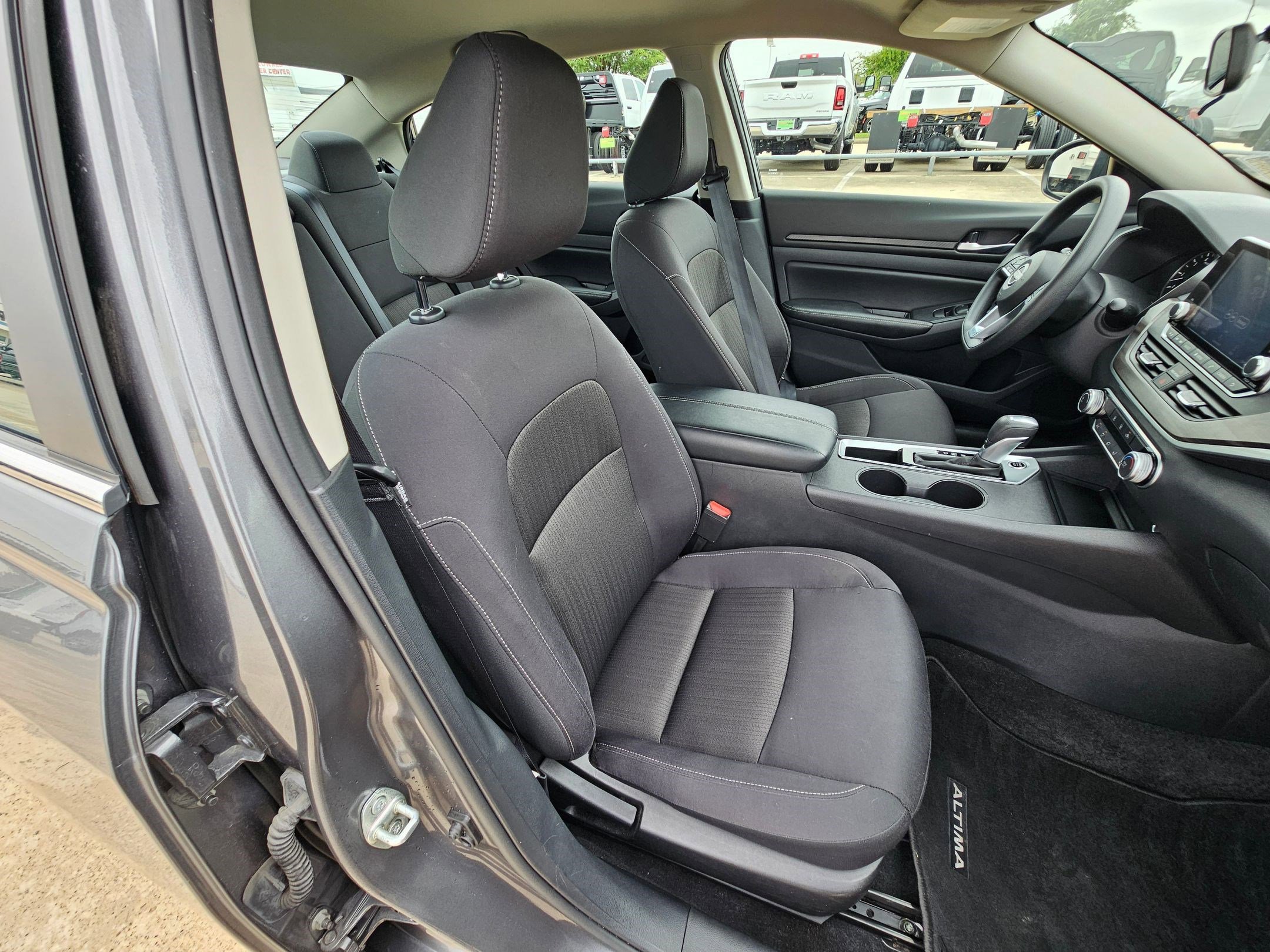Used 2025 Nissan Altima 2.5 SV FWD image 30