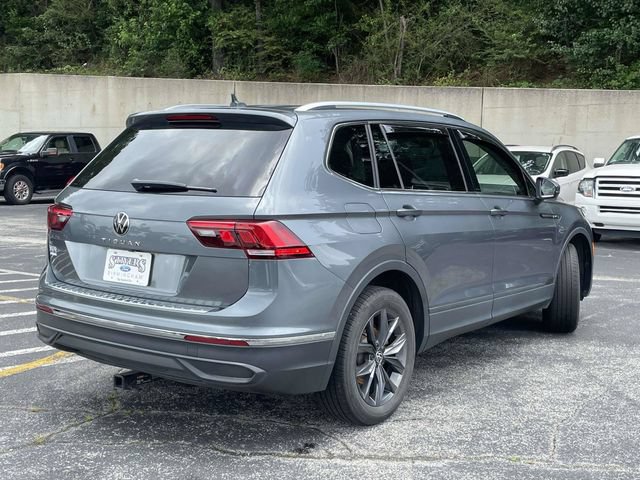 Used 2023 Volkswagen Tiguan SE w/ Panoramic Sunroof Package FWD image 3