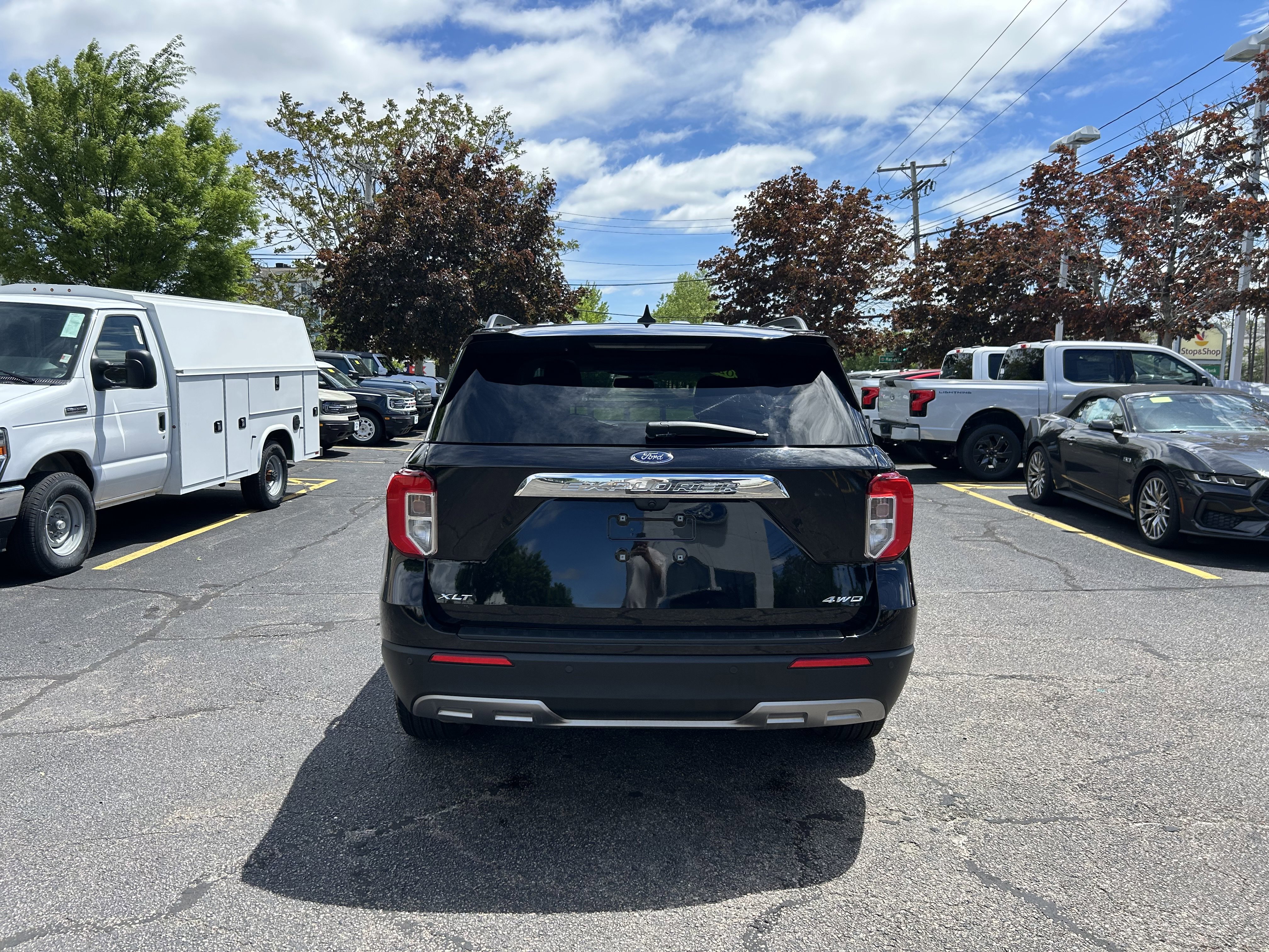 Certified 2022 Ford Explorer XLT w/ Equipment Group 202A image 4