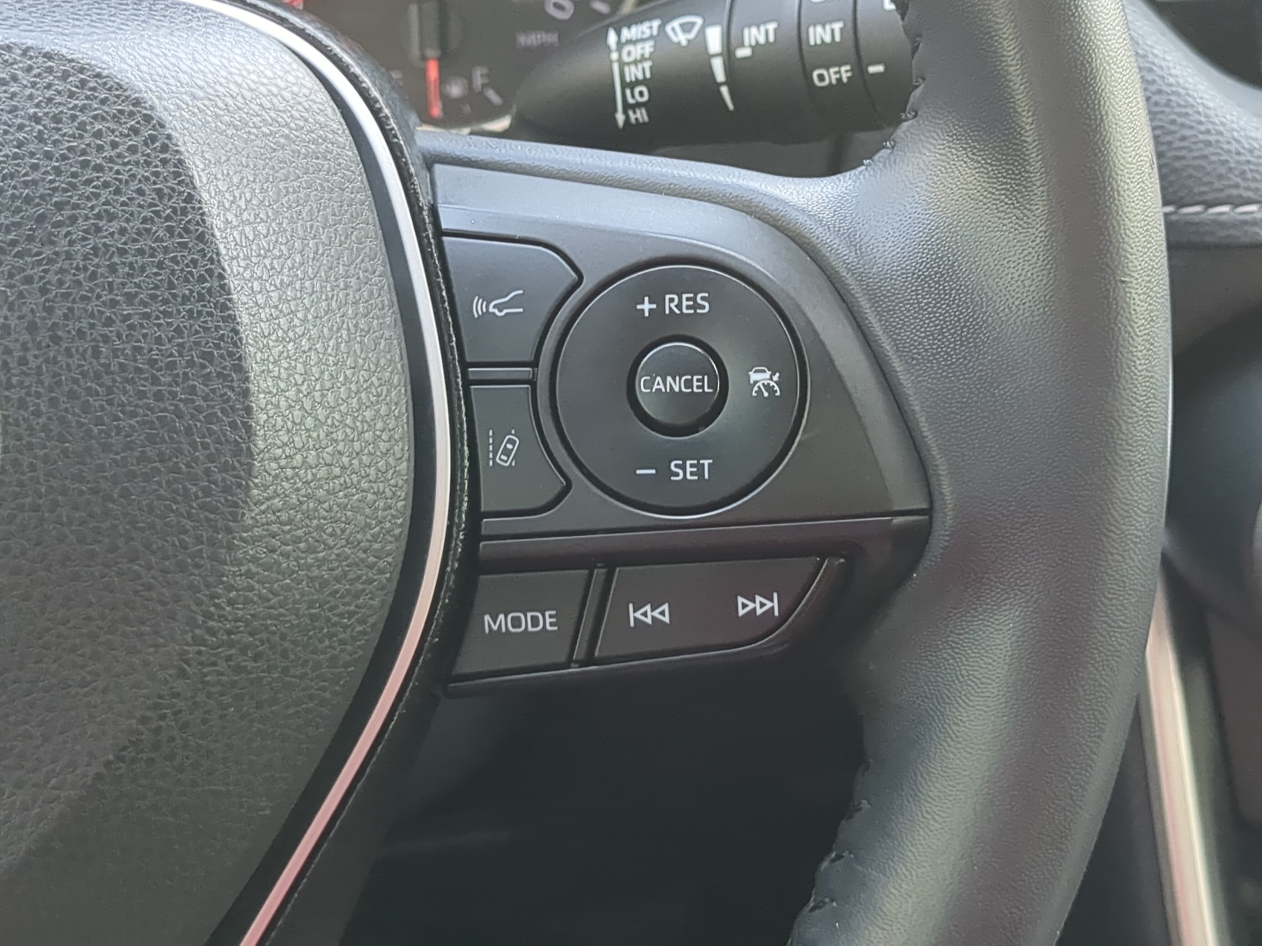 Used 2020 Toyota RAV4 XLE Premium FWD image 23