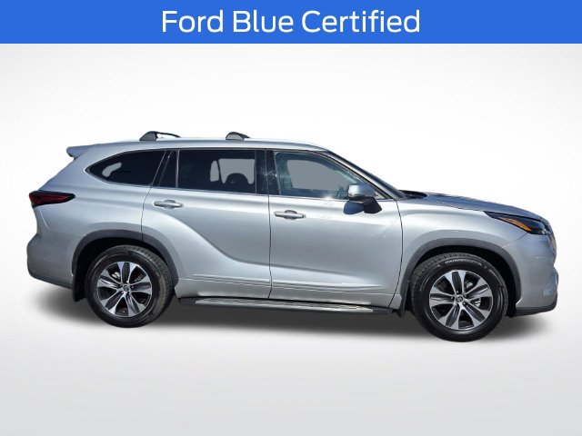 Used 2022 Toyota Highlander XLE FWD image 2