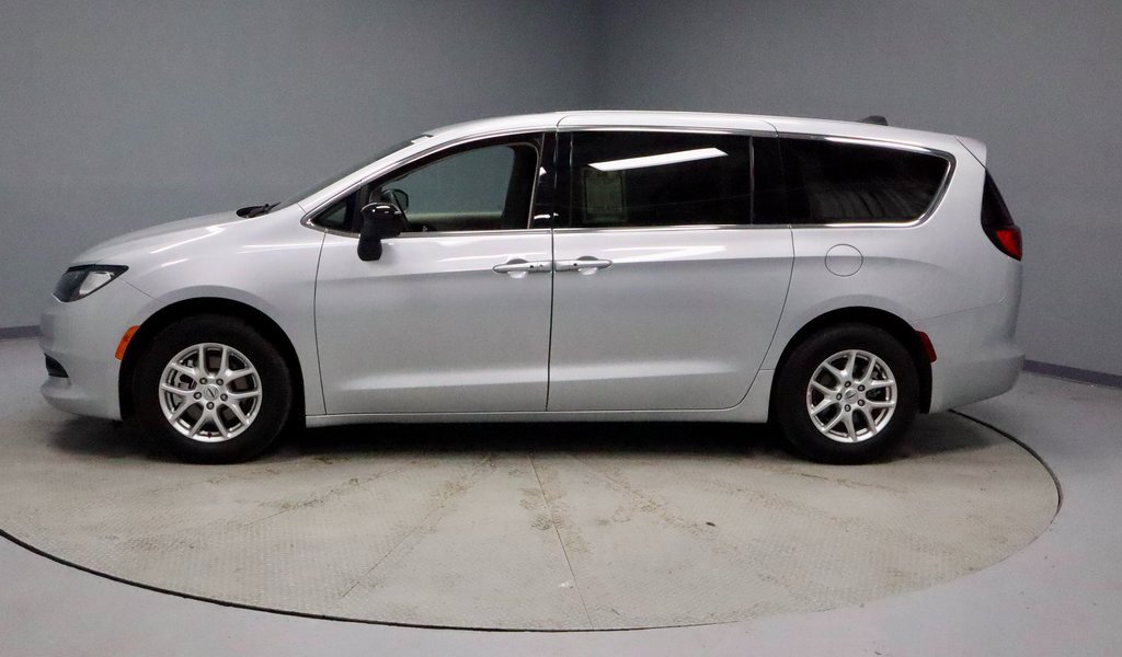 Used 2024 Chrysler Voyager LX image 7