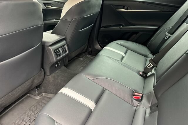 Used 2025 Toyota Camry SE w/ Convenience Package FWD image 12