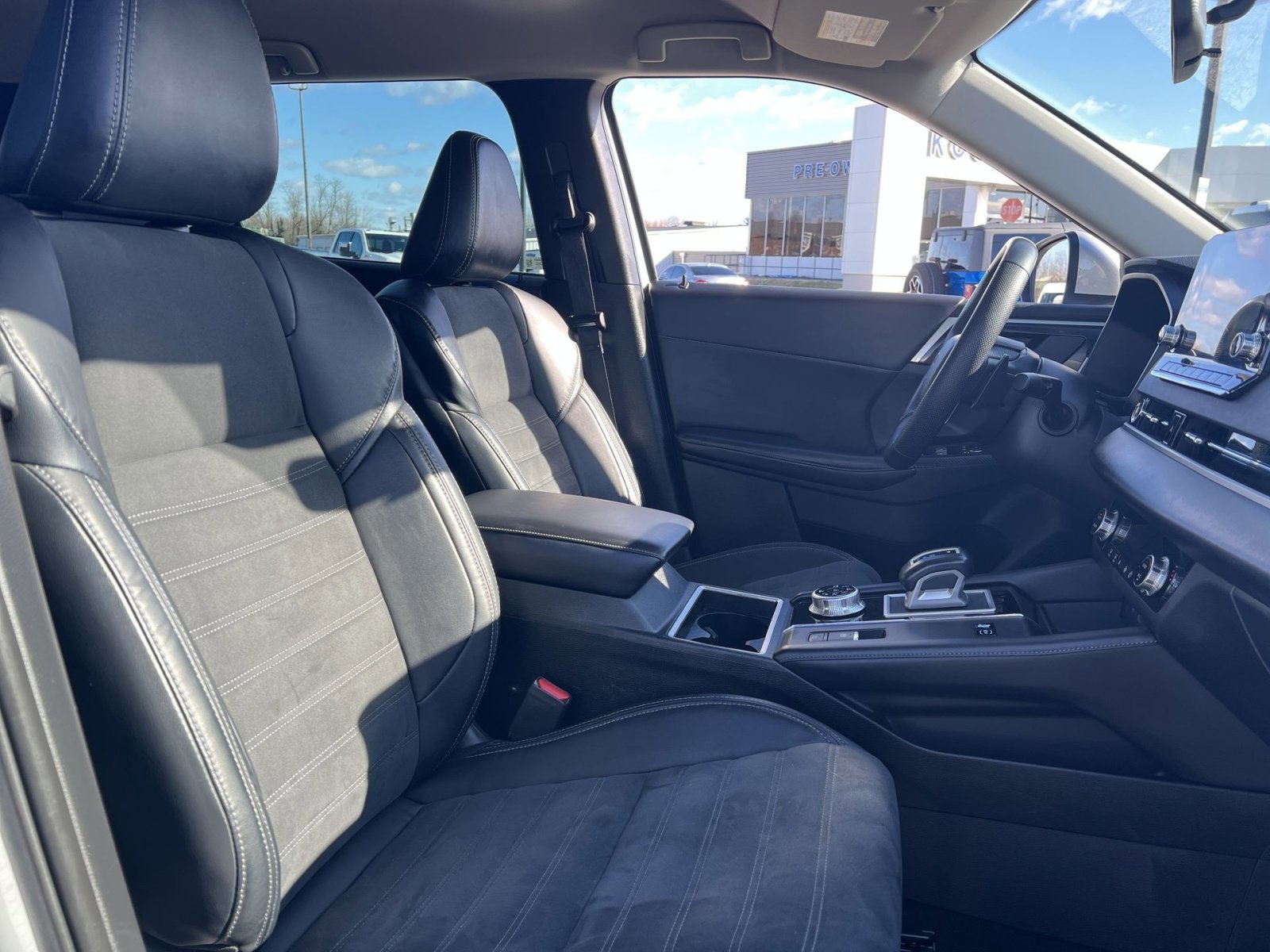 Used 2023 Mitsubishi Outlander SE image 27