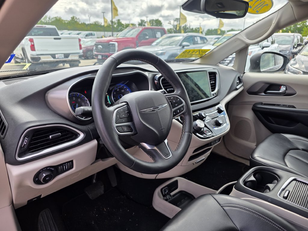 Used 2023 Chrysler Pacifica Touring-L FWD image 15