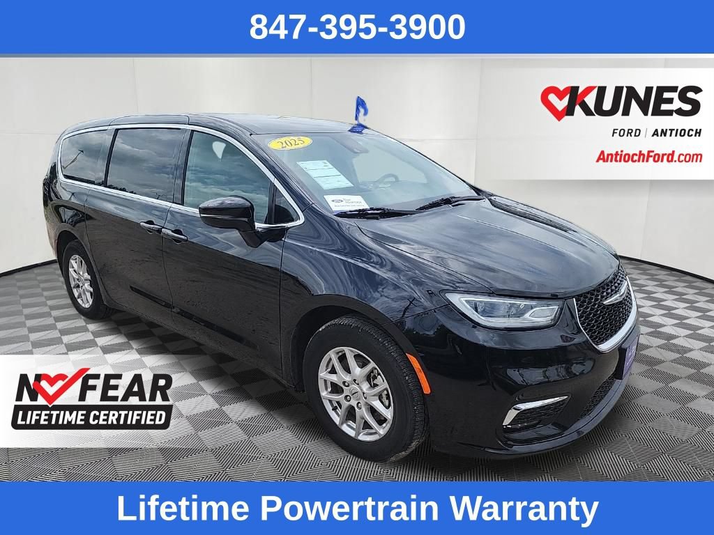 Used 2025 Chrysler Pacifica Select FWD image 11
