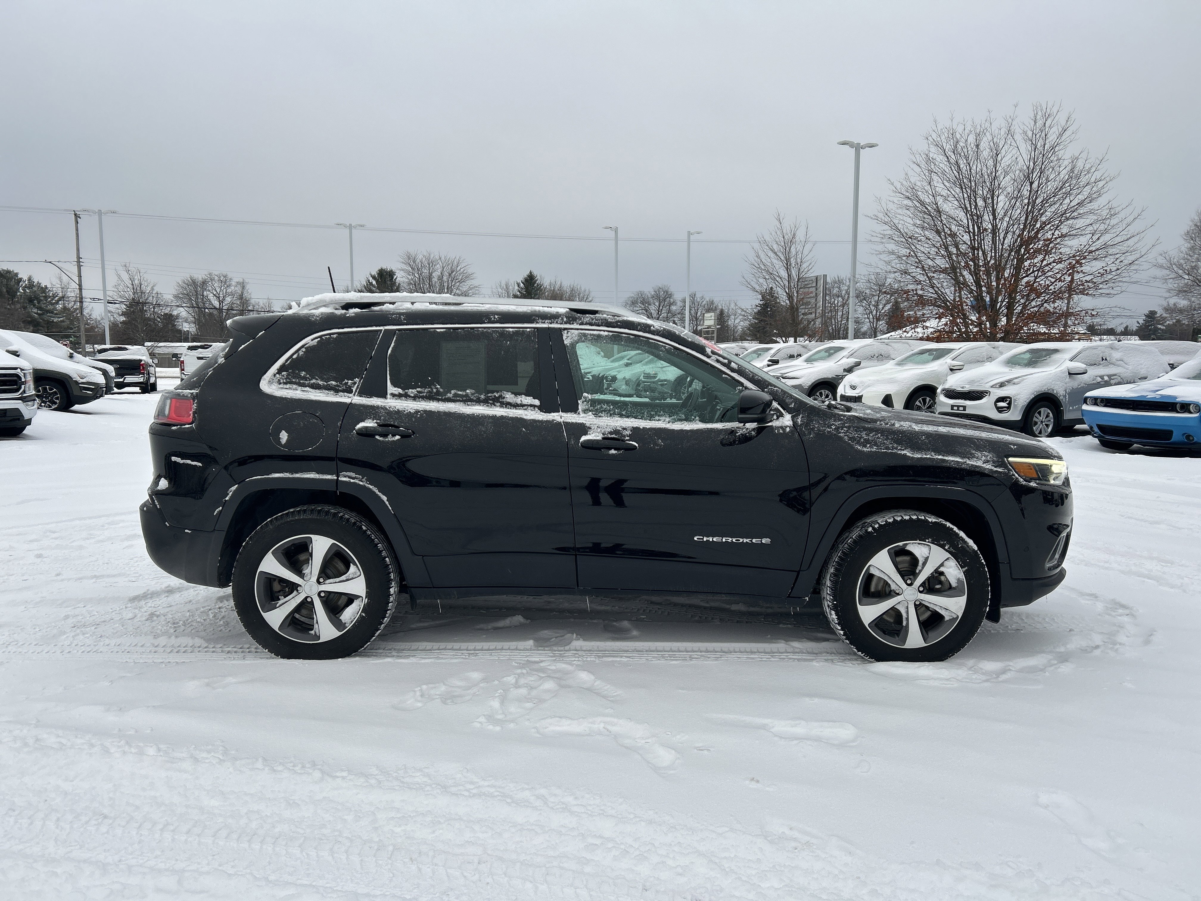 Used 2021 Jeep Cherokee Limited image 2