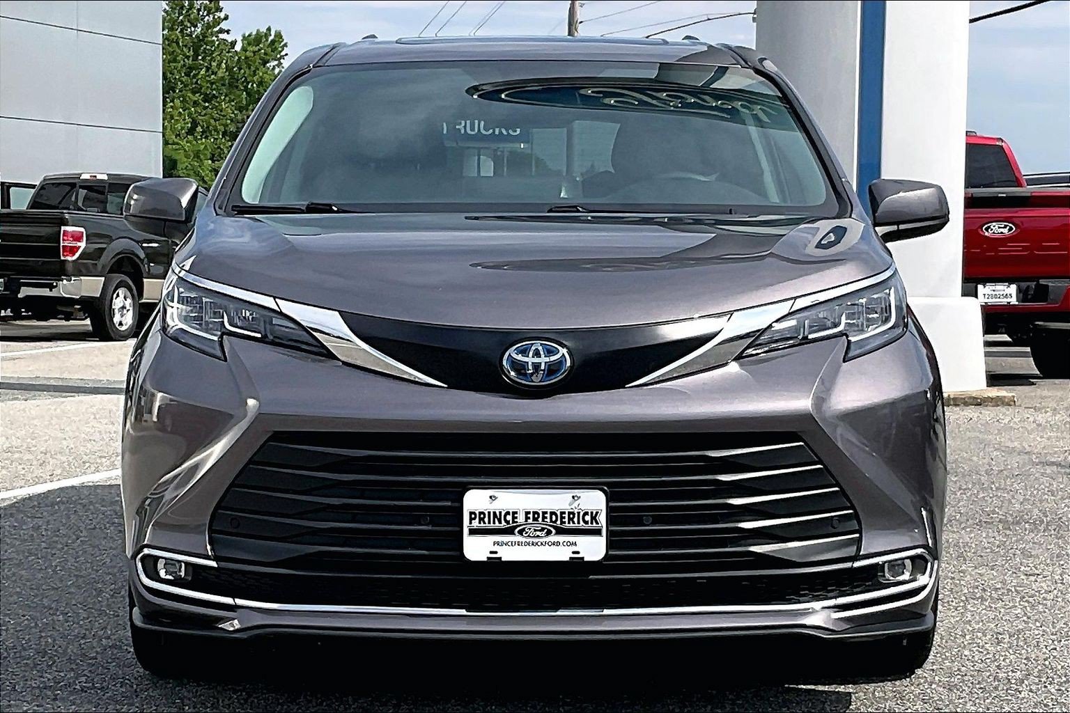 Used 2021 Toyota Sienna XLE FWD image 2