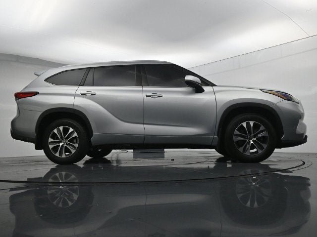 Used 2022 Toyota Highlander XLE AWD/4WD image 40