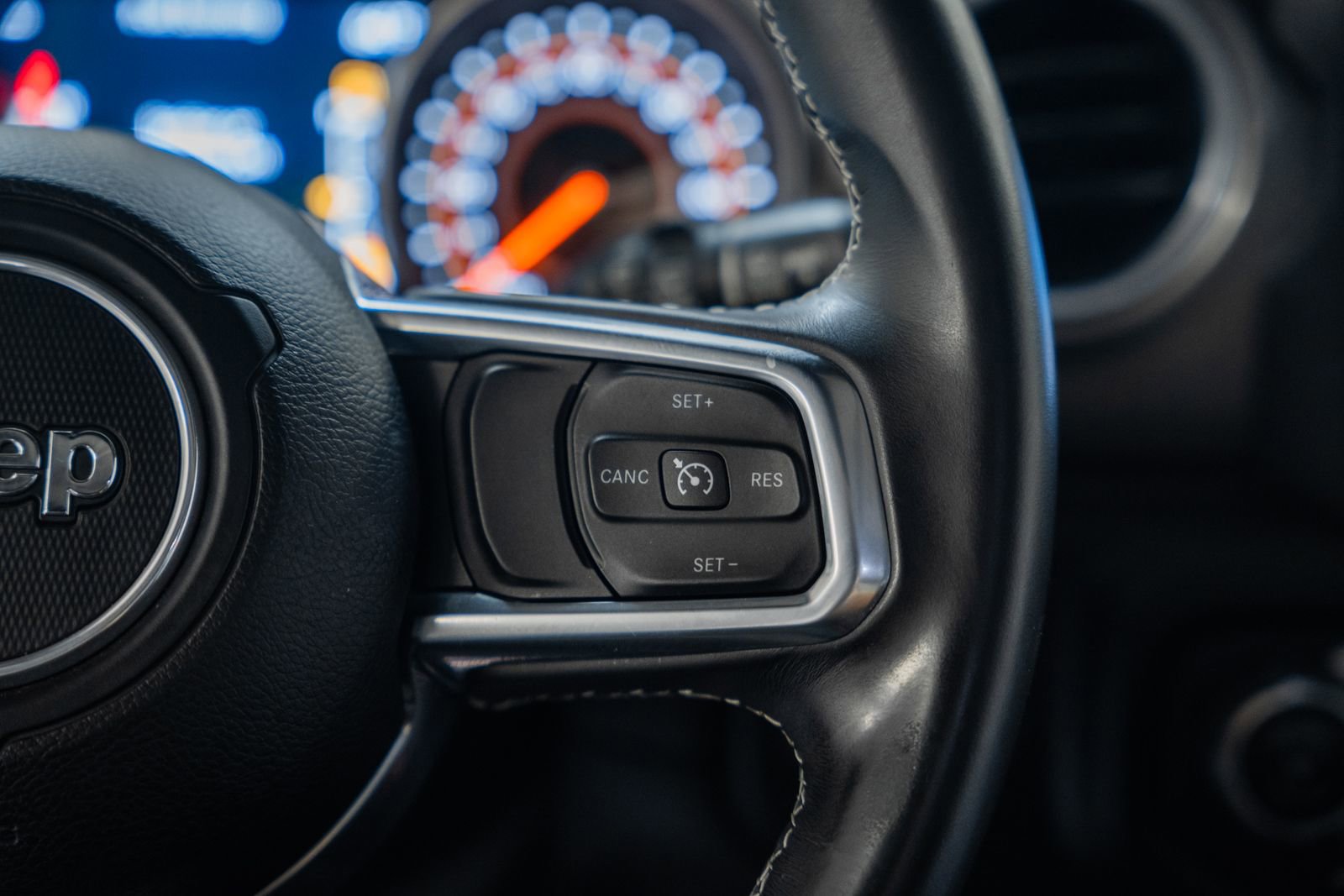 Used 2018 Jeep Wrangler Unlimited Sahara image 32