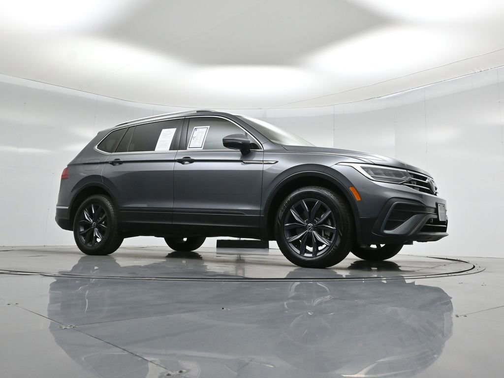 Used 2023 Volkswagen Tiguan SE w/ Panoramic Sunroof Package image 2
