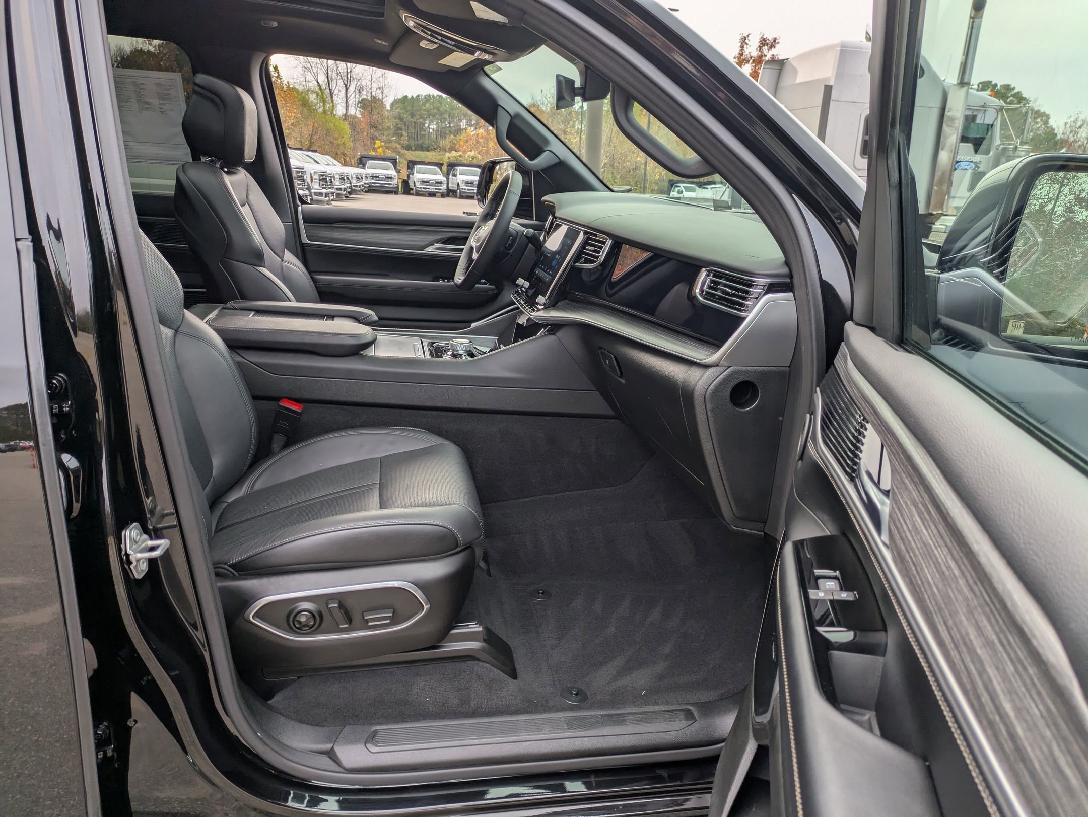 Used 2024 Jeep Wagoneer Series III w/ Premium Group I image 37