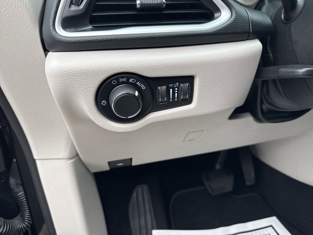 Used 2023 Chrysler Voyager LX image 20