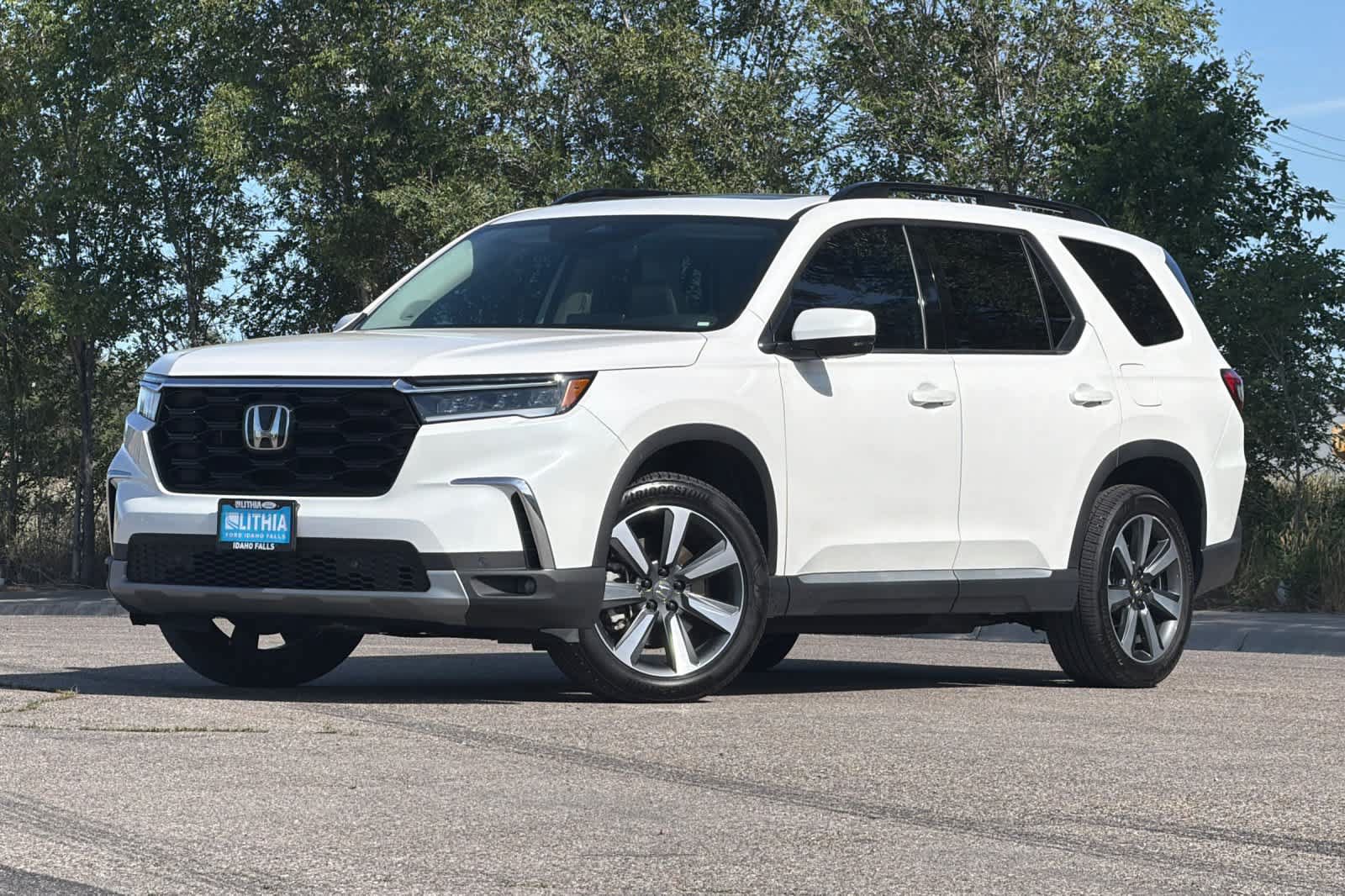 Used 2025 Honda Pilot Touring image 1